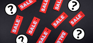 Mehrere rote Preisschilder mit dem weißen Schriftzug „SALE“ liegen verstreut auf einem schwarzen Hintergrund, dazwischen sind weiße Kreise mit schwarzen Fragezeichen.