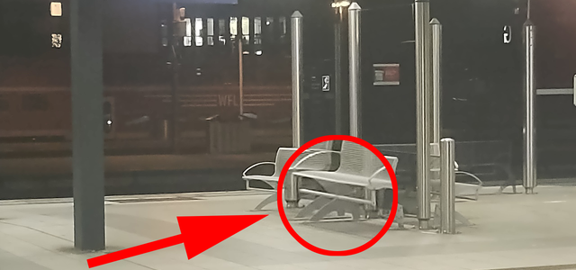 Am Bahnhof: Die Stangen unter den Bänken haben eine sehr wichtige Funktion