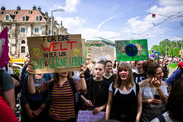 luisa-neubauer-setzt-sich-vielseitig-fuer-den-klima-cc0-pixabay-dmncwndrlch-220824_download Luisa Neubauer setzt sich vielseitig für den Klimaschutz ein, u.a. durch die "Fridays for Future"-Demonstrationen.