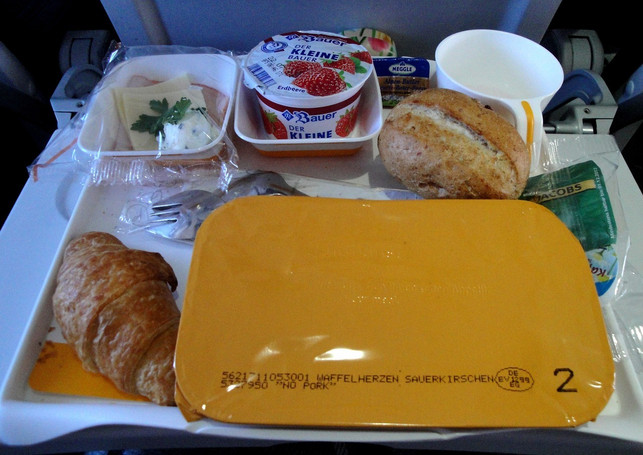 beim-essen-im-flugzeug-faellt-meist-viel-muell-an-cc0-pixabay-funfunfun-210614_download Beim Essen im Flugzeug fällt meist viel Müll an.