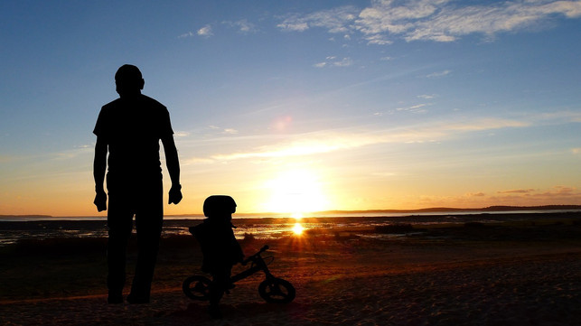 du-kannst-verschiedene-schritte-befolgen-um-deine-cc0-pixabay-rauschenberger-231116_download Du kannst verschiedene Schritte befolgen, um deinem Kind zu helfen, Fahrrad fahren zu lernen.