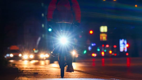 fahrradlicht-strasse-Christian-Charisius-dpa-dpa-tmn-251028 Fahrrad mit Licht fährt im Dunkeln auf einer Straße