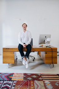 armedangels-z-martin-hoefeler-170214-1280x1920 Armedangels CEO Martin Höfeler auf seinem Schreibtisch