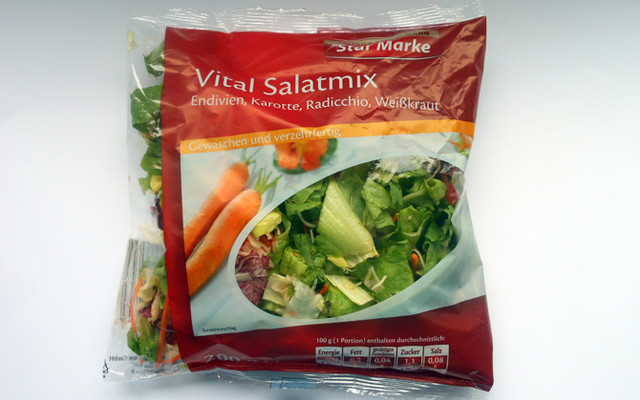 Eine schöne Mischung Schimmel, Keime und Gift in Plastik Salat Plastiktüte