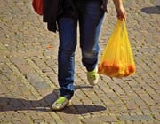 Nachhaltig leben: Statt Plastiktüten lieber wiederverwendbare Stoffbeutel