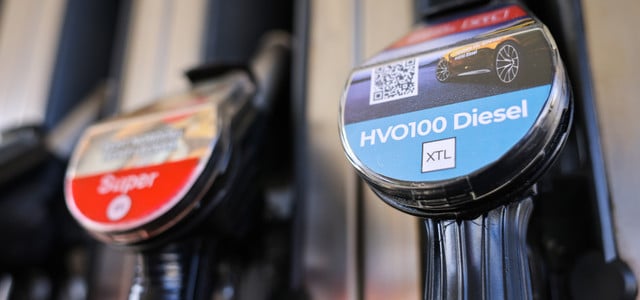 Zapfsäule mit HVO100 an einer Tankstelle