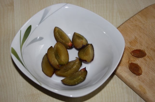 fuer-die-zwetschgenmarmelade-musst-du-die-fruechte-i-maria-hohenthalutopia-191129_download Für die Zwetschgenmarmelade musst du die Früchte in kleine Stücke schneiden.