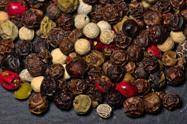 schwarzer-pfeffer-roter-pfeffer-weisser-pfeffer-cc0-pixabay-11082974-250226_download Schwarzer Pfeffer, roter Pfeffer, weißer Pfeffer - alle kommen vom Pfefferstrauch.