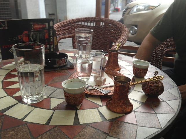 tuerkischer-kaffee-serviert-im-kaennchen-mit-lokum-u-martina-naumannutopia-180808_download Türkischer Kaffee serviert im Kännchen mit Lokum und einem Glas Wasser.