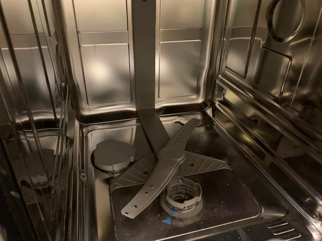 spuelmaschinensalz-wo-kommt-es-rein-es-gehoert-in-laura-hintereder-utopia-231123_download Spülmaschinensalz - wo kommt es rein? Es gehört in den Behälter, hier links hinten neben dem Sprüharm.