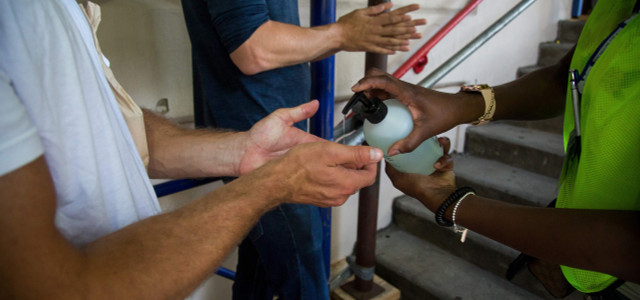 New York: Ein Mann desinfiziert seine Hände an einer Affenpocken-Impfstelle im Stadtbezirk Brooklyn.