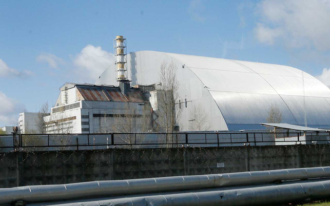 tschernobyl-atomkraft-jahrestag-ukraine-ap-dpa-efrem-Lukatsky-220426-1280x800 Atomausstieg: Ein Schutzbau bedeckt den explodierten Reaktor im Kernkraftwerk Tschernobyl.