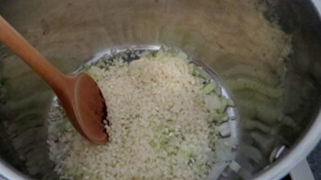 fuer-ein-risotto-wird-der-reis-geduenstet-bevor-er-fuer-ein-risotto-wird-der-reis-geduenstet-bevor-er-240625 Für ein Risotto wird der Reis gedünstet, bevor er gekocht wird.