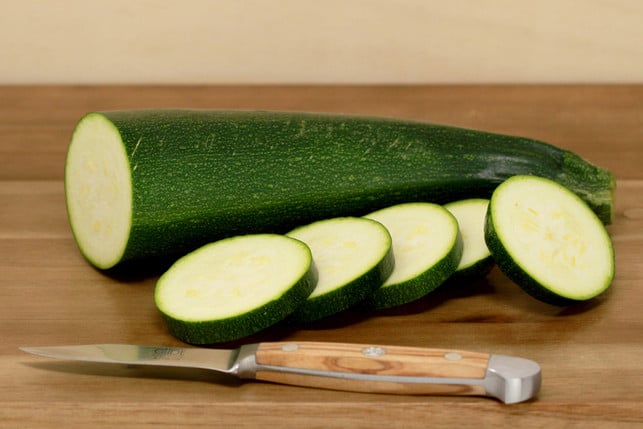 rohe-zucchini-essen-das-gemuese-passt-zum-beispiel-cc0--pixabay--katiklinski-250709_download Rohe Zucchini essen? Das Gemüse passt zum Beispiel in Salat.
