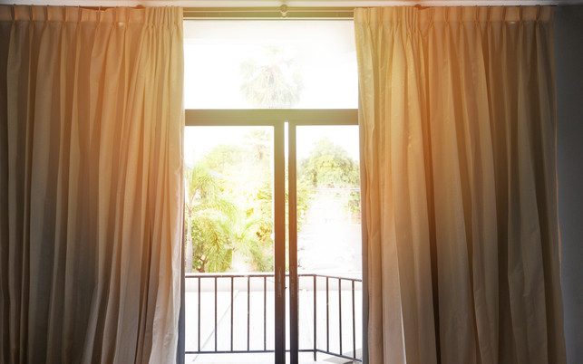 bedroom window in the morning / sunlight through in room open cu Feng Shui empfiehlt: Lüfte das Schlafzimmer regelmäßig.