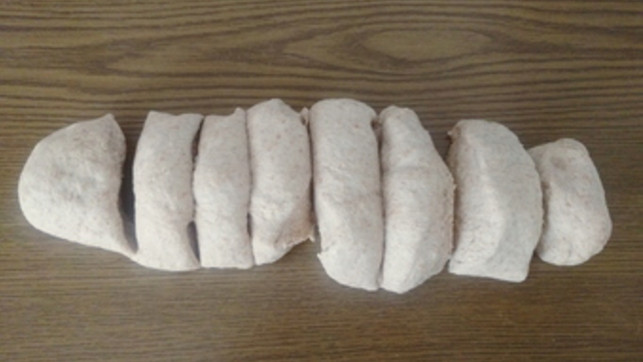 Processed with VSCO with  preset Teile den Teig in Stücke und forme daraus Brötchen.