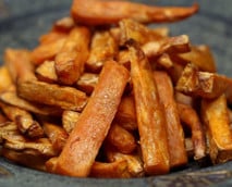 Süßkartoffel-Pommes selber machen: Ein Rezept für die knusprigen Fritten