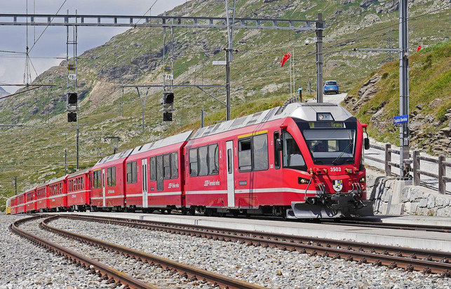 der-bernina-express-verkehrt-zwischen-chur-und-tir-cc0-pixabay-hpgruesen-220814_download Der Bernina Express verkehrt zwischen Chur und Tirano.
