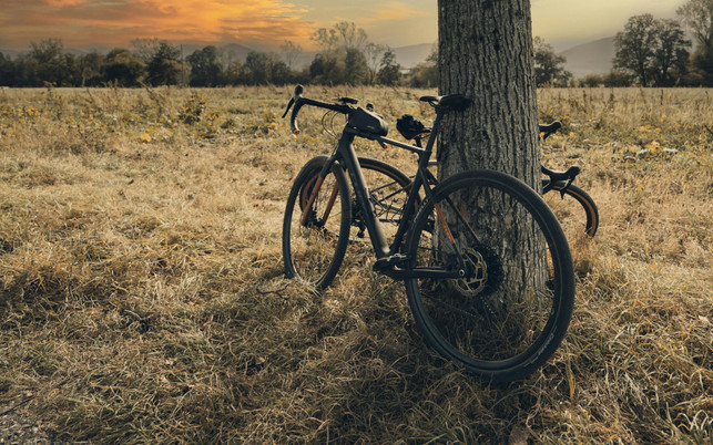 Ein Gravelbike ist eine Mischung aus Mountainbike und Rennrad. Ein Gravelbike ist eine Mischung aus Mountainbike und Rennrad.