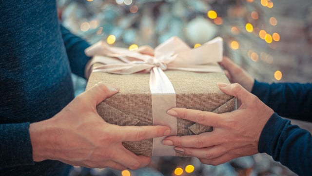 Um Weihnachtsstress zu entgehen, kannst du mit deiner Familie Lösungen für Geschenke finden.