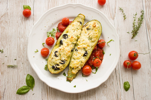 um-zucchini-zu-wuerzen-kannst-du-auch-mal-ein-paar-cc0-pixabay-einladung_zum_essen-250103_download Um Zucchini zu würzen, kannst du auch mal ein paar gewagtere Geschmackskombinationen ausprobieren.