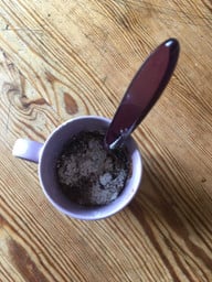 die-zutaten-werden-in-der-tasse-verruehrt-ccoutopiadelea-hermann-180325_download Die Zutaten werden in der Tasse verrührt