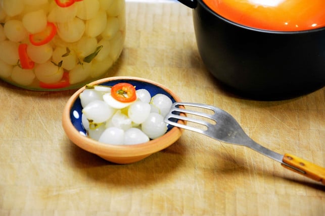 eingelegte-silberzwiebeln-sind-eine-pikant-saeuerli-cc0-pixabay-laustkehlet-210520_download Eingelegte Silberzwiebeln sind eine pikant-säuerliche Beilage.