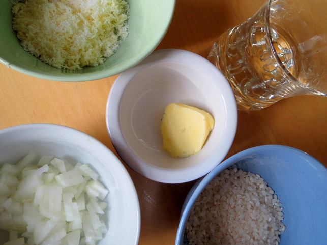 risotto-reis-zwiebelwuerfel-butter-parmesan-und-leonie-barghorn-utopia-180815_download Risotto-Reis, Zwiebelwürfel, Butter, Parmesan und Weißwein - viel mehr brauchst du nicht für ein Risotto.