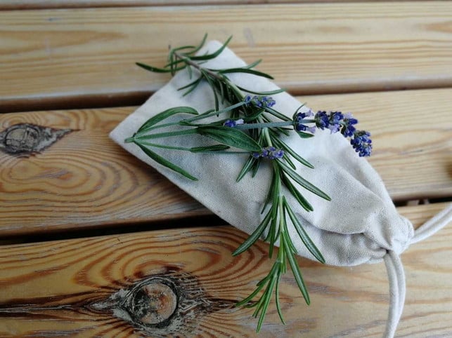 natuerliche-duftsaeckchen-geben-einen-dezenten-geruc-melanie-hagenau-utopia-180620_download Natürliche Duftsäckchen geben einen dezenten Geruch ab.