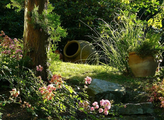 oft-muss-im-garten-naturstein-gereinigt-werden-cc0-pixabay-cocoparisienne-240303_download Oft muss im Garten Naturstein gereinigt werden.