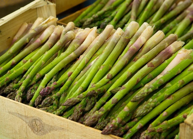 nur-das-helle-ende-muss-bei-gruenem-spargel-vor-dem-cc0-pixabay-jackmac34-180127_download Nur das helle Ende muss bei grünem Spargel geschält werden.