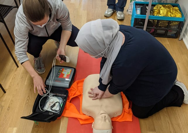 im-erste-hilfe-kurs-lernst-du-wie-du-im-ernstfall-cc0--unsplash--martin-splitt-250728_download Im Erste-Hilfe-Kurs lernst du, wie du im Ernstfall Leben retten kannst.