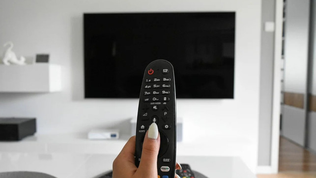 fernseher-fernbedienung-pb-Alehandra13-220405-1280x720 Den Fernseher auszuschalten, reicht nicht: Der läuft dann noch auf Standby