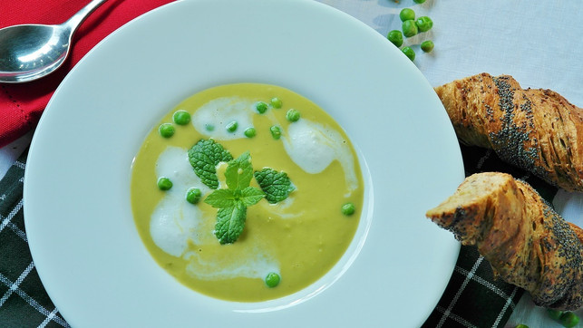 serviere-die-erbsensuppe-zum-beispiel-mit-baguette-cc0-pixabay-ritae-181226_download Serviere die Erbsensuppe zum Beispiel mit Baguette.