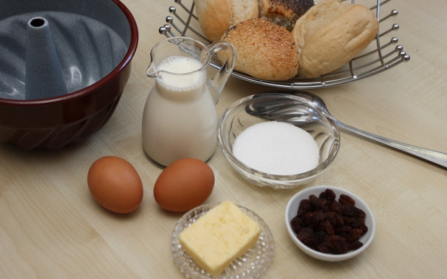 zutaten-fuer-suessen-brotpudding-maria-hohenthalutopia-191001_download Zutaten für süßen Brotpudding.