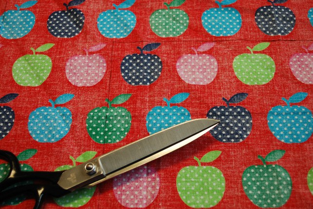 zeichne-die-groesse-des-kissens-auf-den-stoff-und-sc-melanie-von-daake-utopia-180128_download Vor dem Körnerkissen nähen: Zeichne die Größe des Kissens auf den Stoff und schneide ihn zurecht.