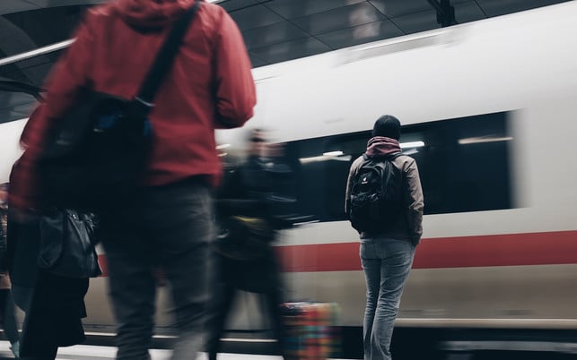 Bahnsteig mit wartenden Passagieren Zug und Bahnsteig