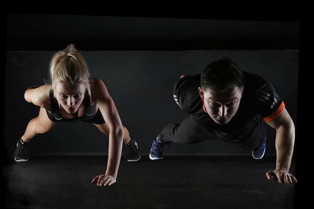 liegestuetze-sind-eine-klassische-uebungen-fuer-ein-w-cc0-pixabay-5132824-211220_download Liegestütze sind eine klassische Übung für ein Workout zuhause.