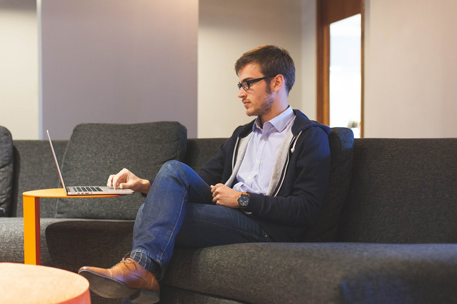 langes-sitzen-kann-die-beine-ermueden-cc0-pixabay-startupstockphotos-180515_download Langes Sitzen kann ein Grund für schwere Beine sein.
