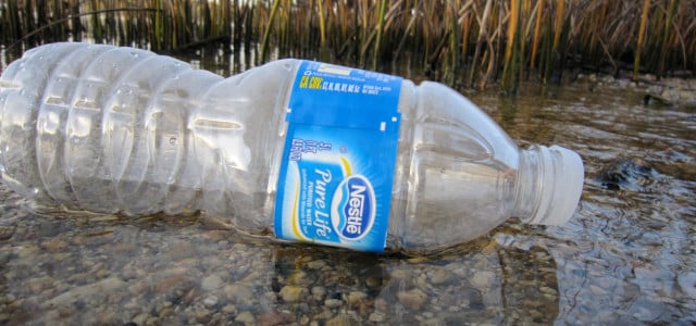 Flüsse können Plastikmüll über hunderte oder tausende Kilometer bis ins Meer spülen.