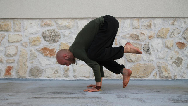 indem-du-erst-nur-ein-bein-anhebst-kannst-du-dich-pascal-thiele-utopia-181203_download Indem du erst nur ein Bein anhebst, kannst du dich langsam in die Pose der Krähe einfühlen.