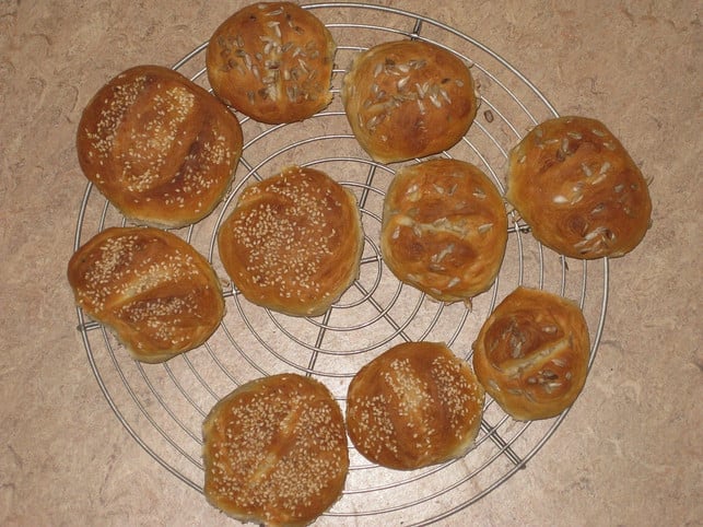 lass-die-aufgebackenen-broetchen-am-gitterrost-abkue-cc0-pixabay-suppenkasper-190919_download Lass die aufgebackenen Brötchen am Gitterrost abkühlen.