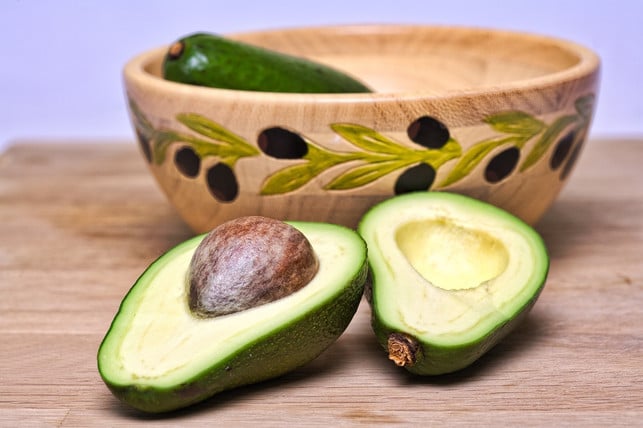 bevor-du-deine-avocado-einfrieren-kannst-solltest-cc0-pixabay-gerdukes-190611_download Bevor du eine Avocado einfrierst, solltest du sie in Zeitungspapier wickeln und ausreifen lassen.