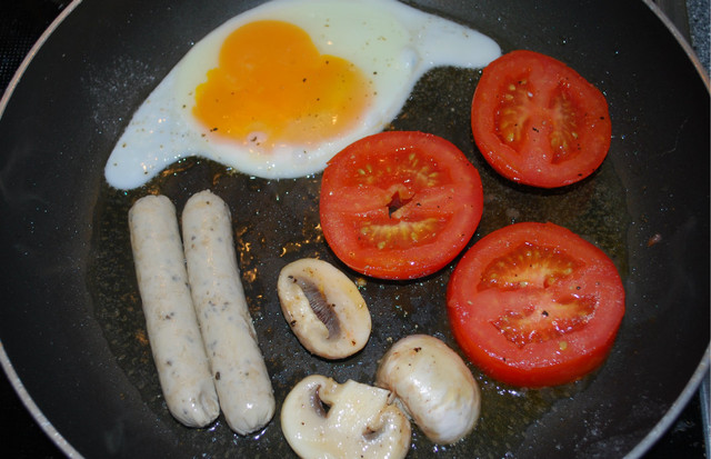 You can cook vegetables, eggs and sausages in one pan – as long as there is enough space.