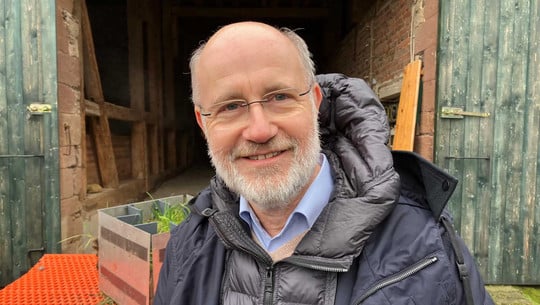 Wie Akzeptanz von Erneuerbaren fördern? Harald Lesch schlägt Bürgerbeteiligung vor Der TV-Moderator Lesch steht auf dem Gelände der Mitmach-Forschungsstätte Biologikum Mittelhessen in Homberg (Ohm).