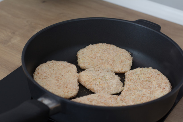 die-panade-saugt-viel-oel-auf-kontrolliere-deshalb-jana-kornely-utopia-210222_download-1 Die Panade des veganen Sellerieschnitzels saugt viel Öl auf. Kontrolliere deshalb beim Wenden erneut, ob ausreichend Fett in der Pfanne ist.