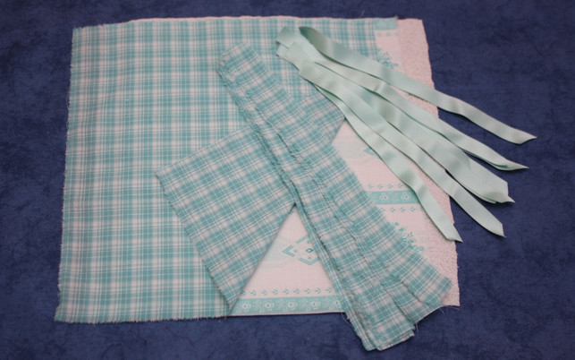 schneide-den-stoff-fuer-den-genaehten-brotkorb-sorgf-maria-hohenthal-utopia-191225_download Schneide den Stoff für den genähten Brotkorb sorgfältig zu.