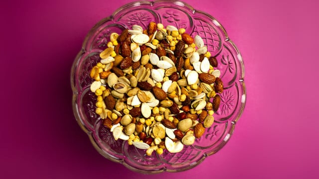 warum-du-nuesse-vor-dem-kauf-schuetteln-solltest-cc0-unsplash-usman-yousaf-250104 Warum du Nüsse vor dem Kauf schütteln solltest