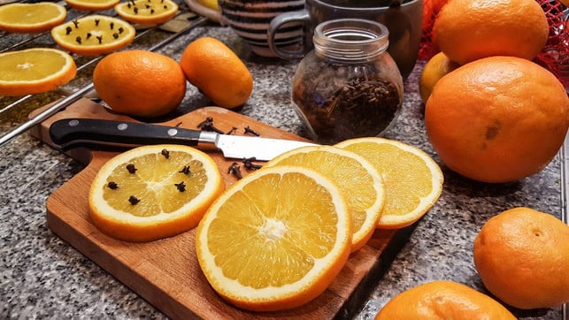 spicke-die-orangen-mit-nelken-so-kannst-du-sie-n-zichrini-pixabay-241128 Spicke die Orangen mit Nelken - so kannst du sie nachher leicht aus dem Punsch entfernen.