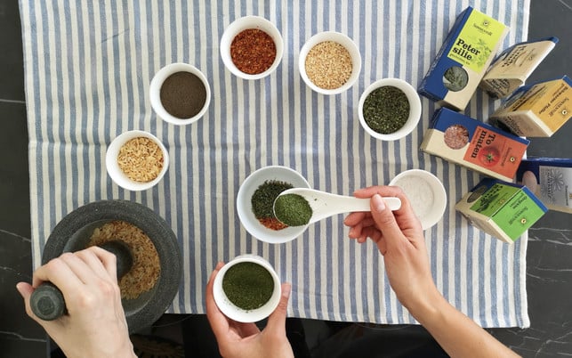 Das Beste für Reste - Rezeptur mischen(1)_1280x800 Gewürze gegen Foodwaste